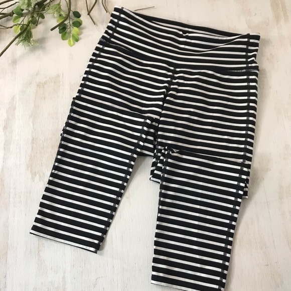 Athleta Pants - Athleta black and white striped mid rise crop S